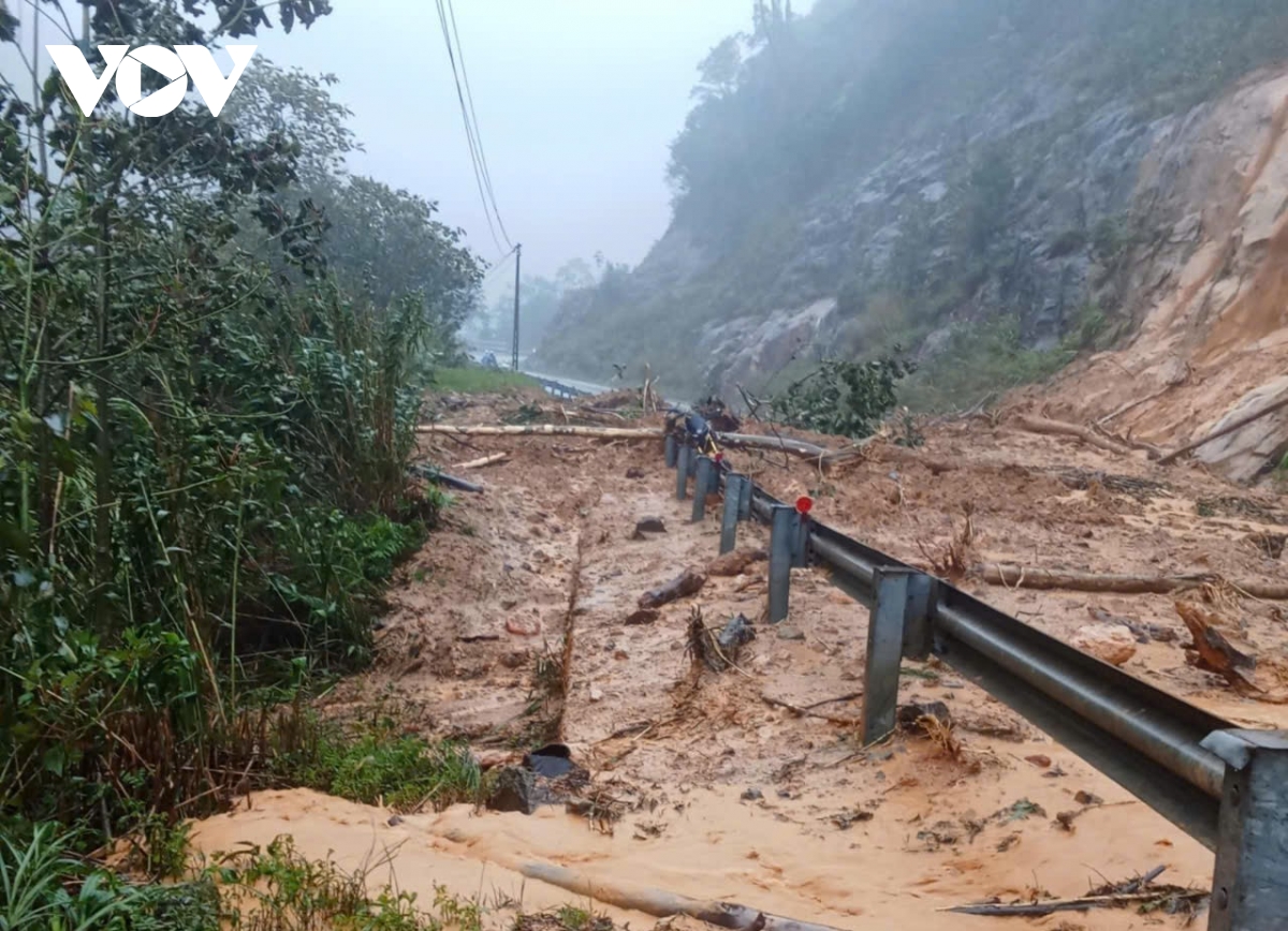 Mưa lớn, sạt lở, cấm phương tiện lưu thông đường Nha Trang- Đà Lạt